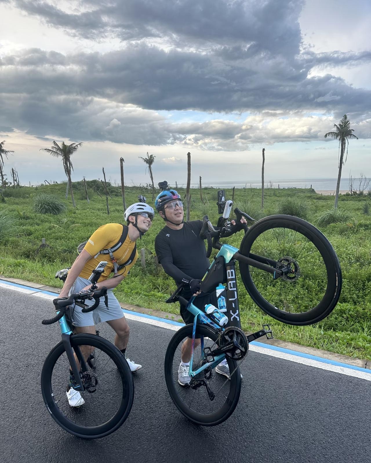 吴磊黄渤，你们俩为了拍照出片也太拼了吧！
吴磊的海南骑行之旅总算是找到同伴了，他