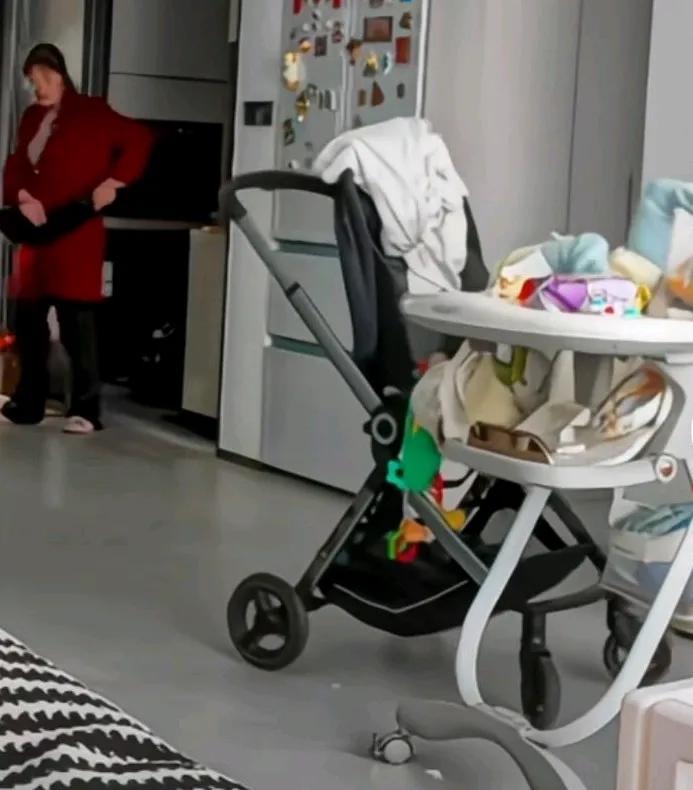 奶奶去给宝宝冲奶，下一秒宝宝不慎从餐椅上摔下来，奶奶转身的瞬间，
宝宝就已经头朝