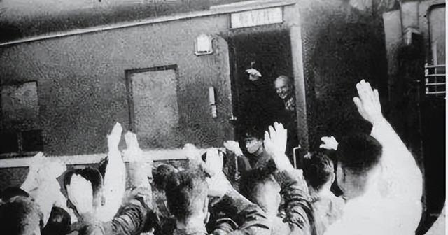1960年，苏联违约，召回了在华科学家。临走时，一苏联专家悄悄告诫核研所：“你们