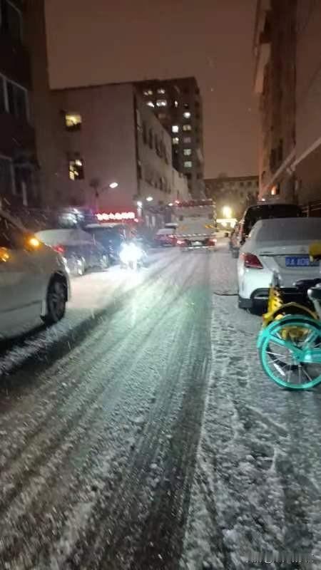东城区的雪相对来说比较厚。跟朝阳区交界的地方，雪就开始变薄了。
据说没有往通州走