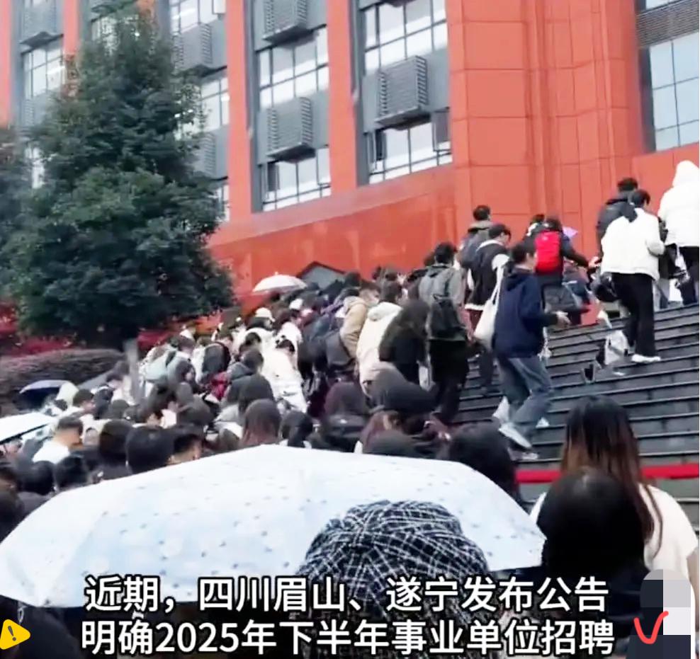 傻眼了！35岁都放弃考公了，
今年考编年龄居然放宽到38岁，
这波政策红利真的戳