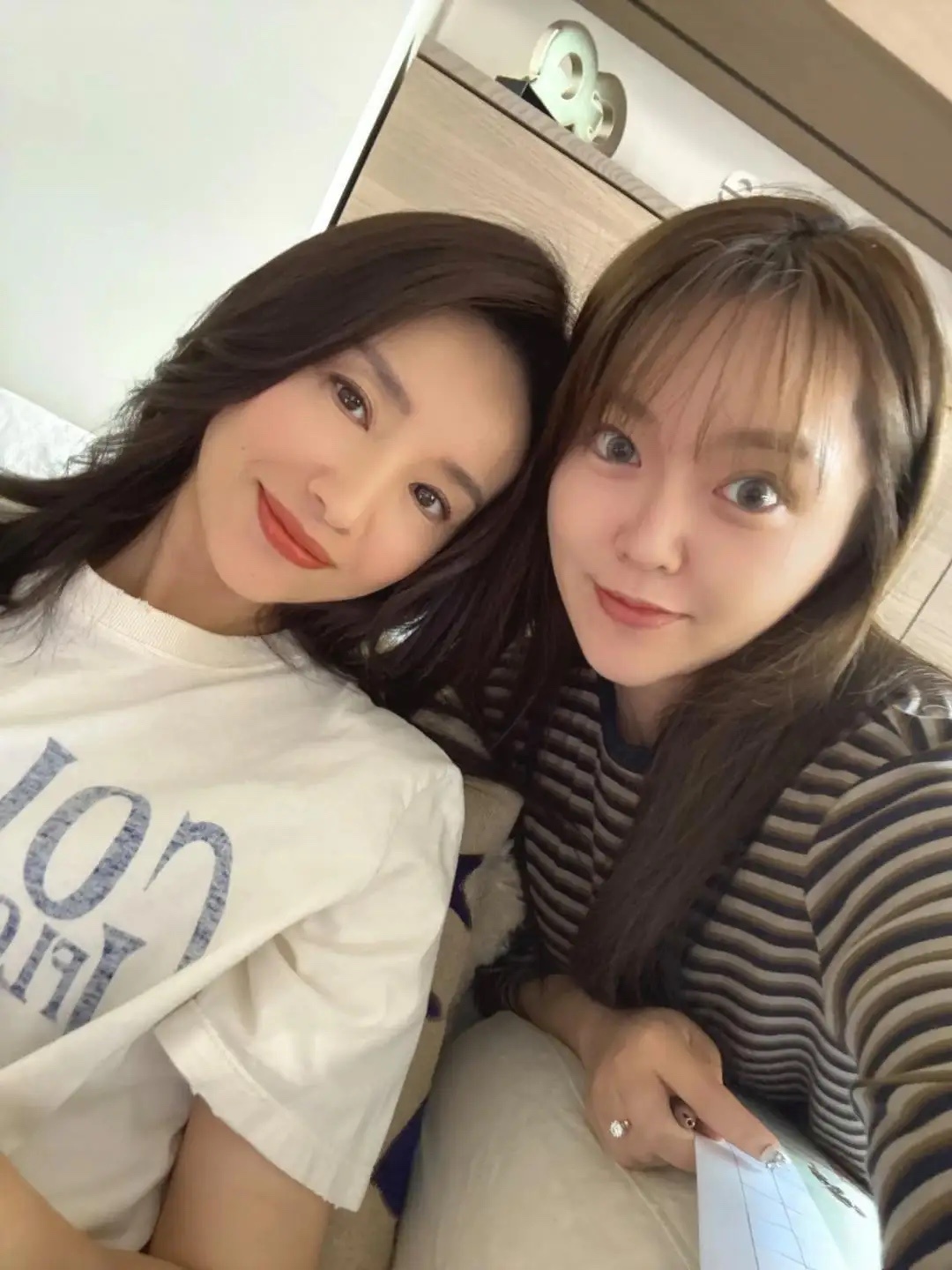 董洁和朋友一起庆祝46岁生日，她穿着简单的白色T恤，化着精致的妆容，身材很瘦，皮