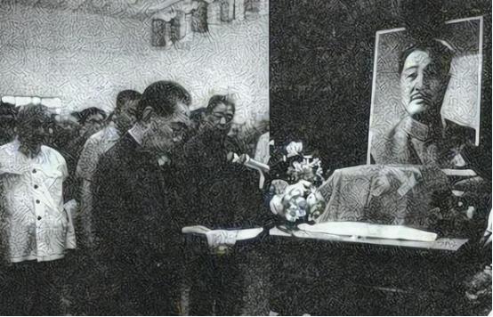 1975年，贺龙的追悼会原定由军委主持，但在进行到一半时，规格突然被提升，到底是