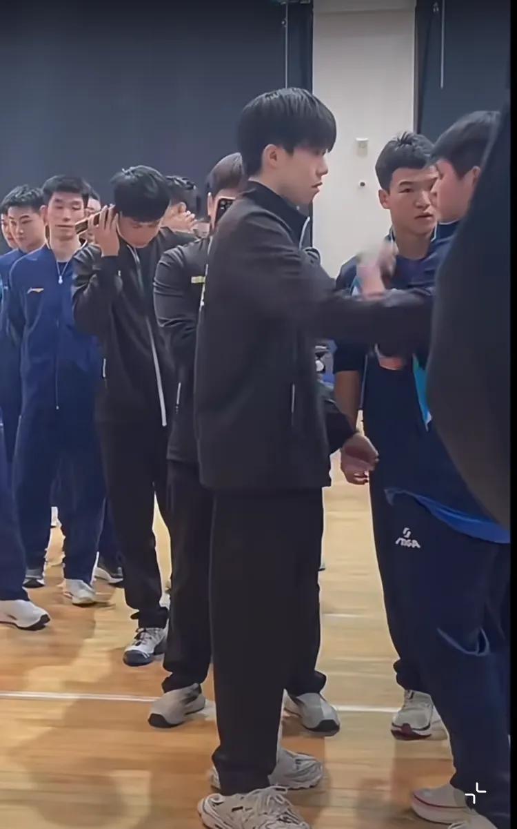 王三岁果然只有三岁
他去摸小石头的脸
小石头躲开了
楚钦都震惊了
立马变脸狠狠瞪