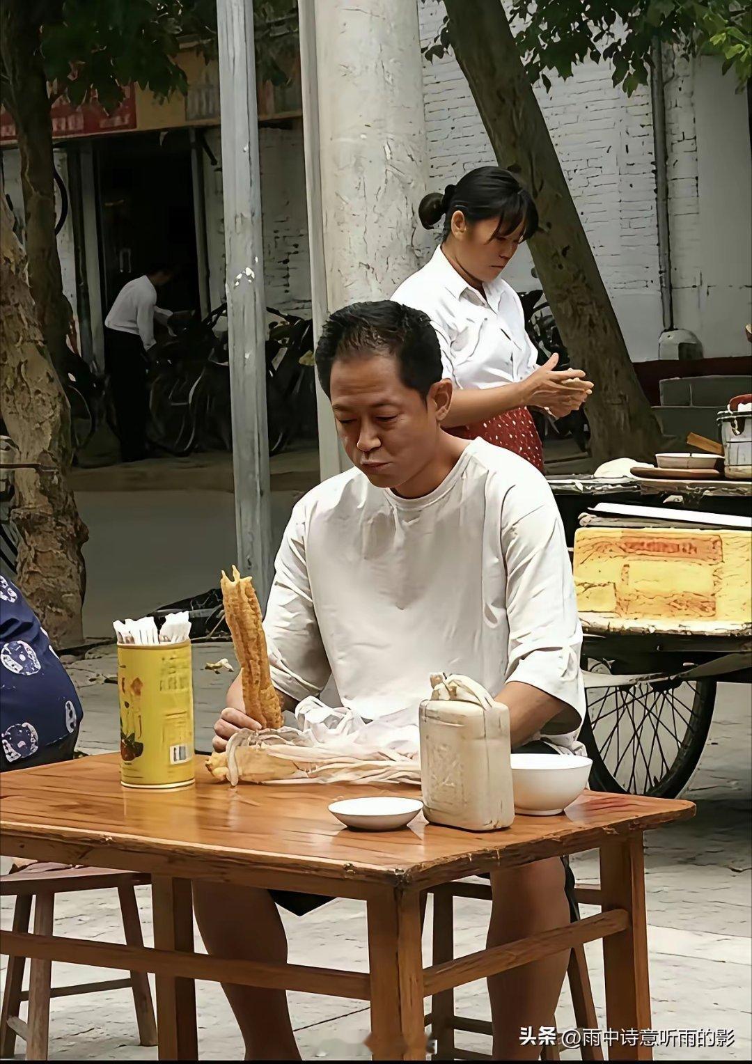 王志文吃的是油条，边上还放个塑料桶，塑料桶里是什么？ 