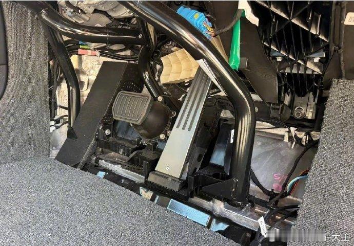 原来特斯拉cybercab的刹车和油门，都藏在饰板里面大v聊车 ​​​
