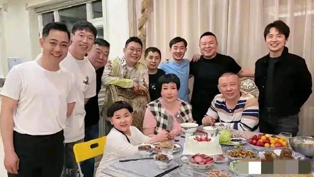郭麒麟为后妈庆生，全家合照却只能站着，都是一家人难道不应该也坐着吗？