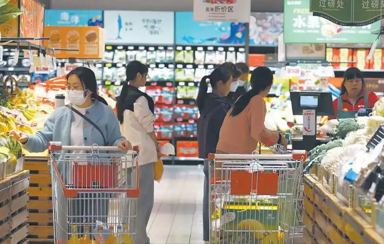经济学家分析说：为何14亿人口拉不动消费，根源就这两个：一是后有后顾之忧，社会保