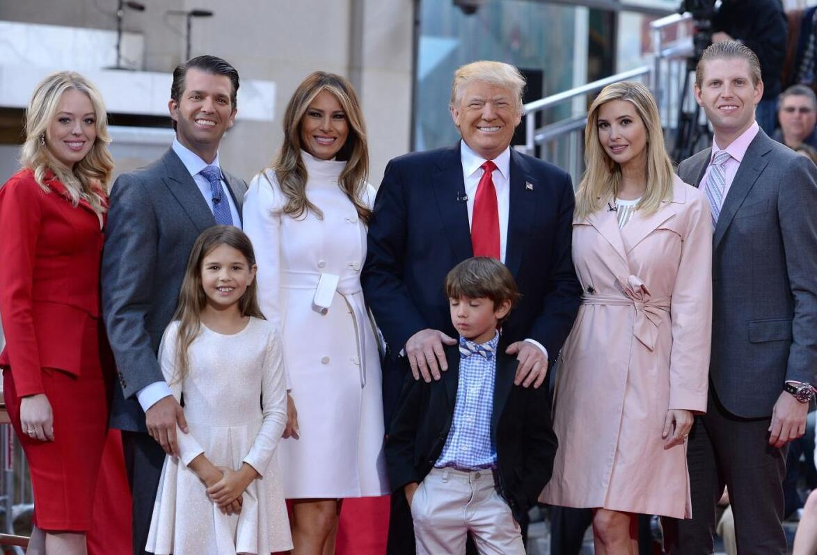 彭博社称：“在不到一年半的时间里，特朗普及其家族的财富增长了约70%。”据该机构