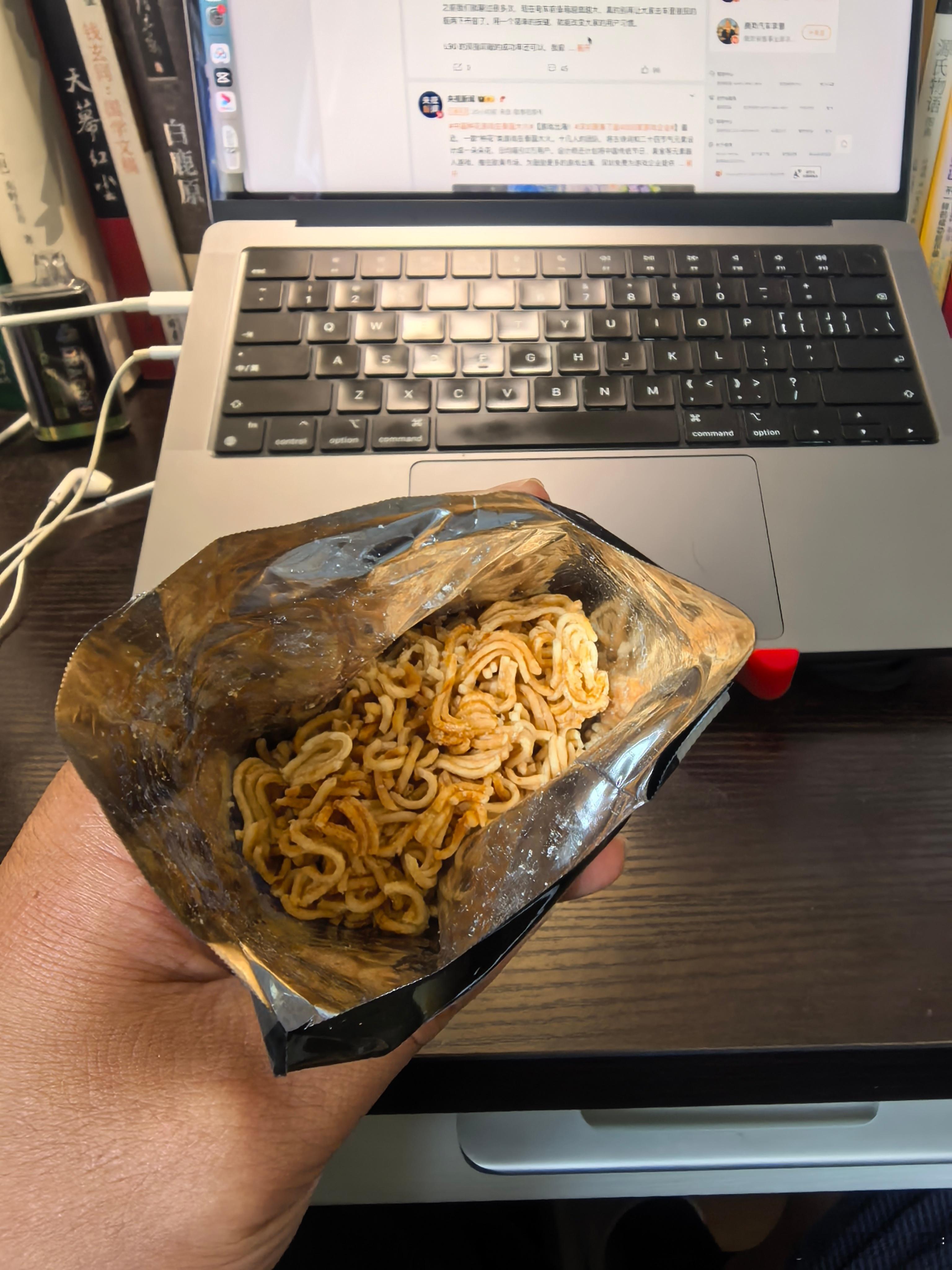 饿的没办法的时候，翻出来一包干脆面，誰懂这个含金量？ ​​​