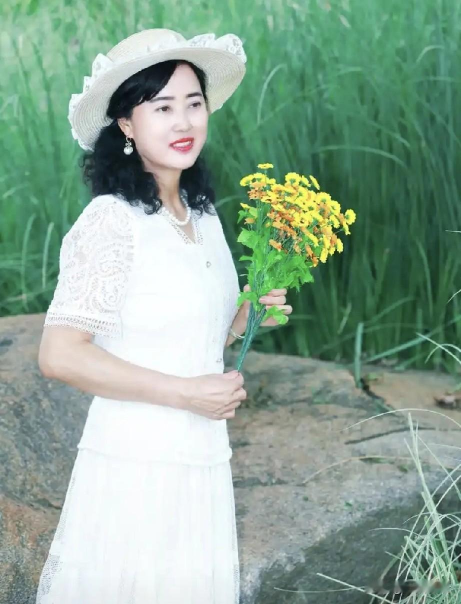 有人天天为八块腹肌忙活，
有人天天为一日三餐忙活，
有人天天为碎银几两忙活，
有