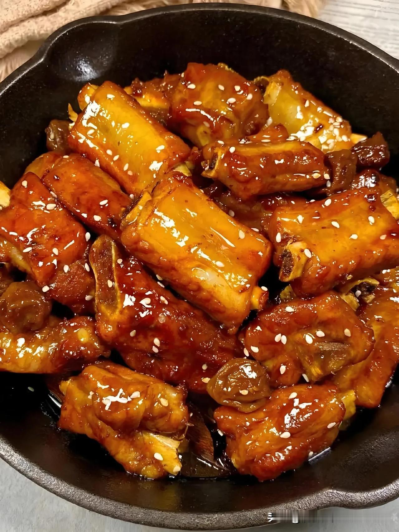 炖排骨
中午饭吃什么？老婆说想做排骨吃。我就去超市买了二斤排骨回来。
“老婆，排