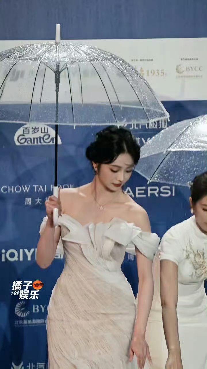 周洁琼北影节生图周洁琼北影节红毯周洁琼北影节生图周洁琼北影节红毯 阴雨天气反而加