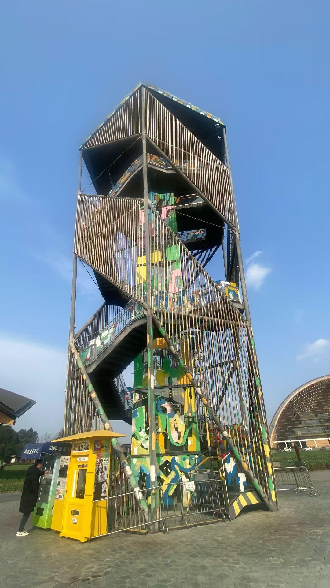 🎨 金属骨架缠上斑斓涂鸦，像把天空裁成几何诗，每级台阶都通往童趣的宇宙。
✨ 