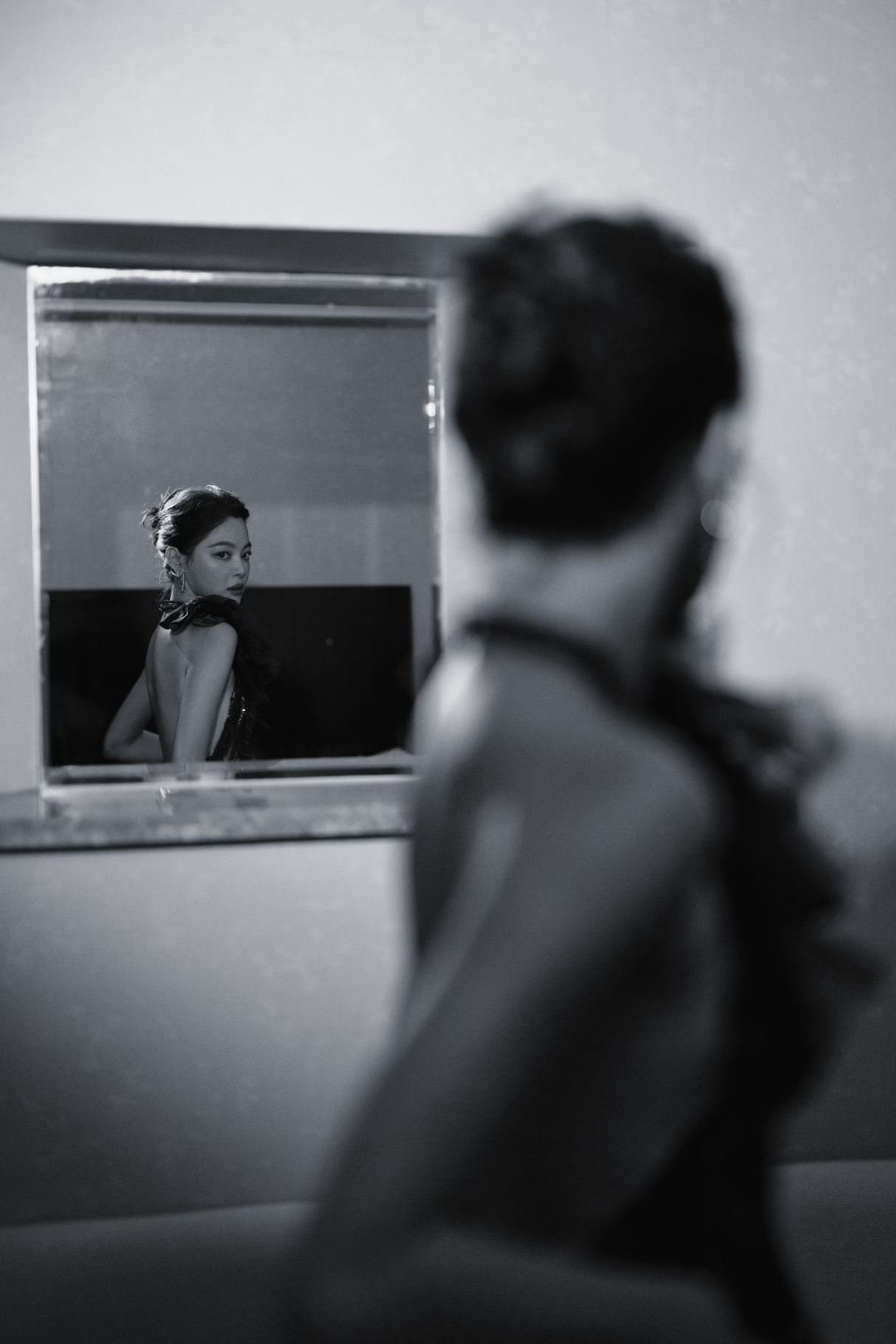 威尼斯影后辛芷蕾亮相金鸡奖闭幕式！继杂志解锁Eile Saab高定之后红毯造型再