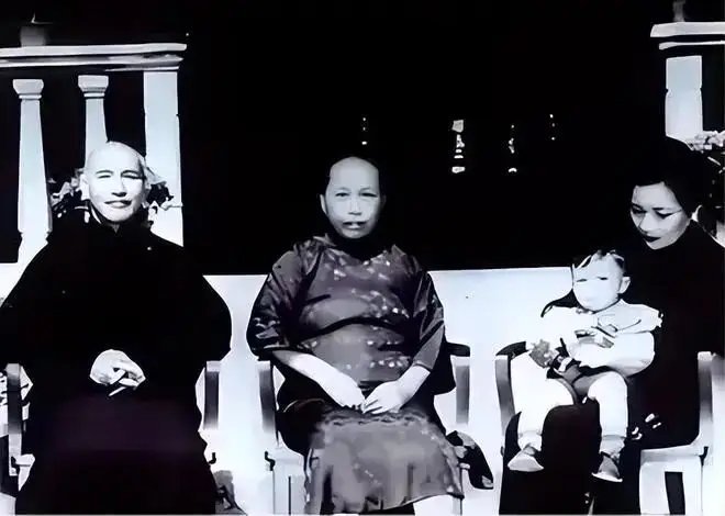 下面这张照片，绝对是宋美龄这辈子最想删除的一张照片。因为这张照片上，稳居 C 位