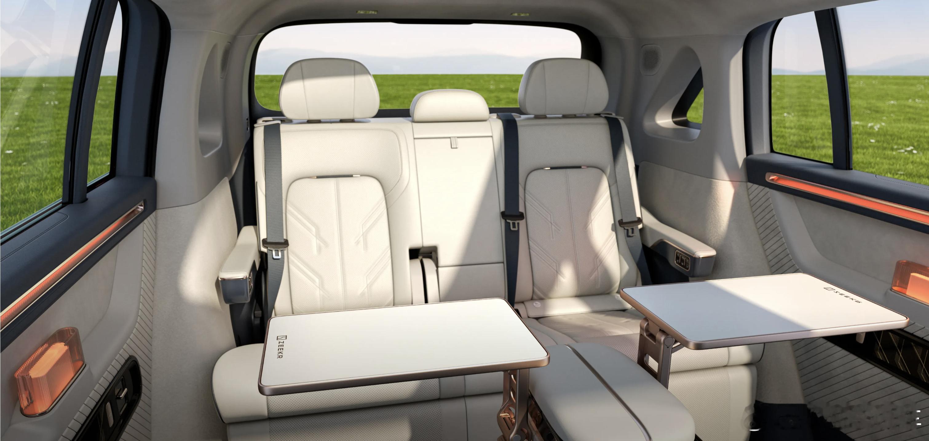 在极氪MIX的世界里，没有“区别对待”。每一个座位，都是空间的C位。前排与后排同