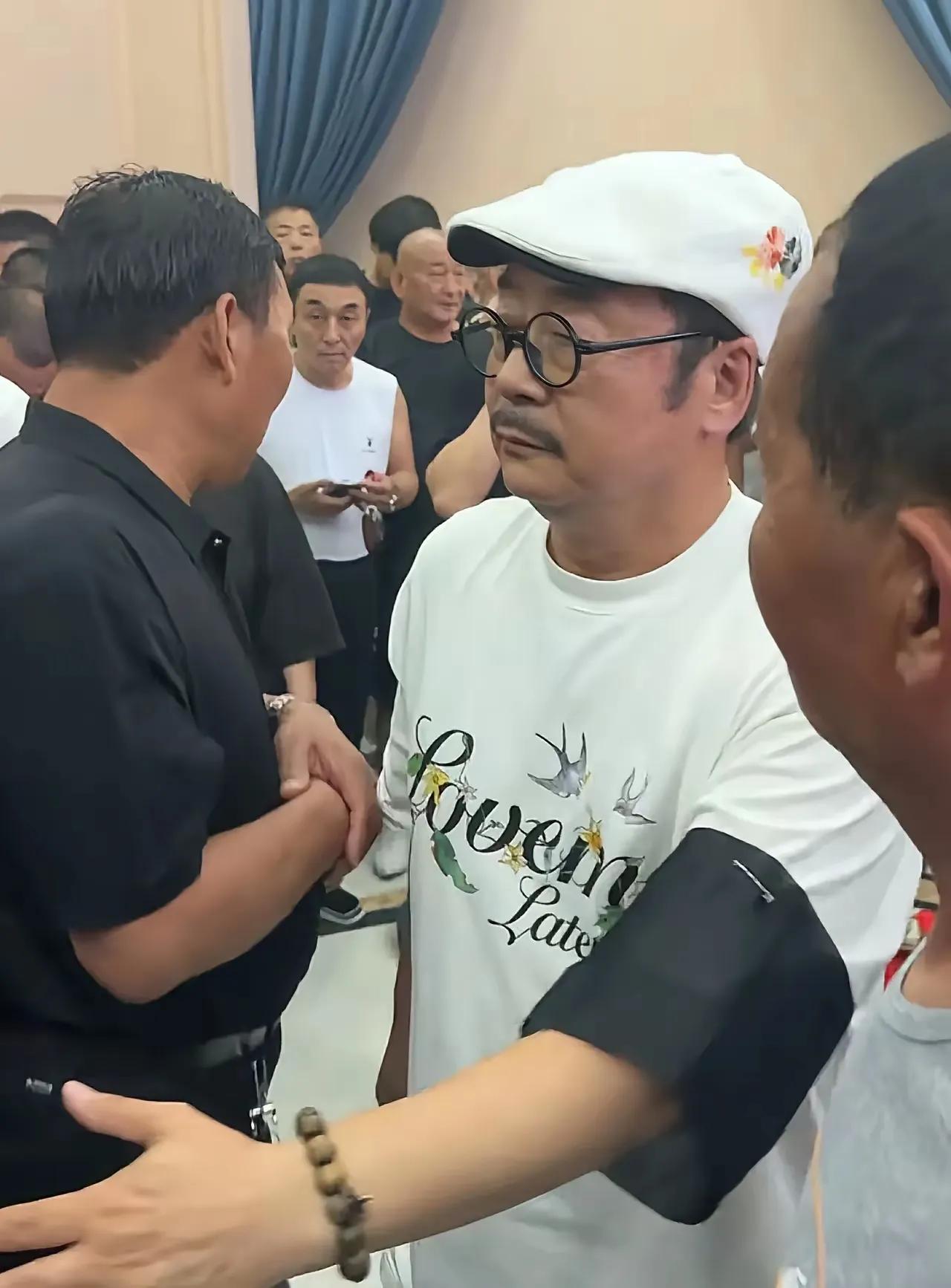 张立和杨议在杨少华的葬礼上玩敲锣打鼓！
杨少华的葬礼，本来应该庄重肃穆，但是没有