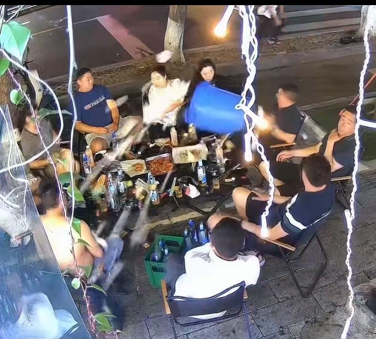 成都自称大学生夜市卖笔，被吃烧烤的食客嘲笑，怀恨在心扔垃圾桶泄愤。大家都知道，这
