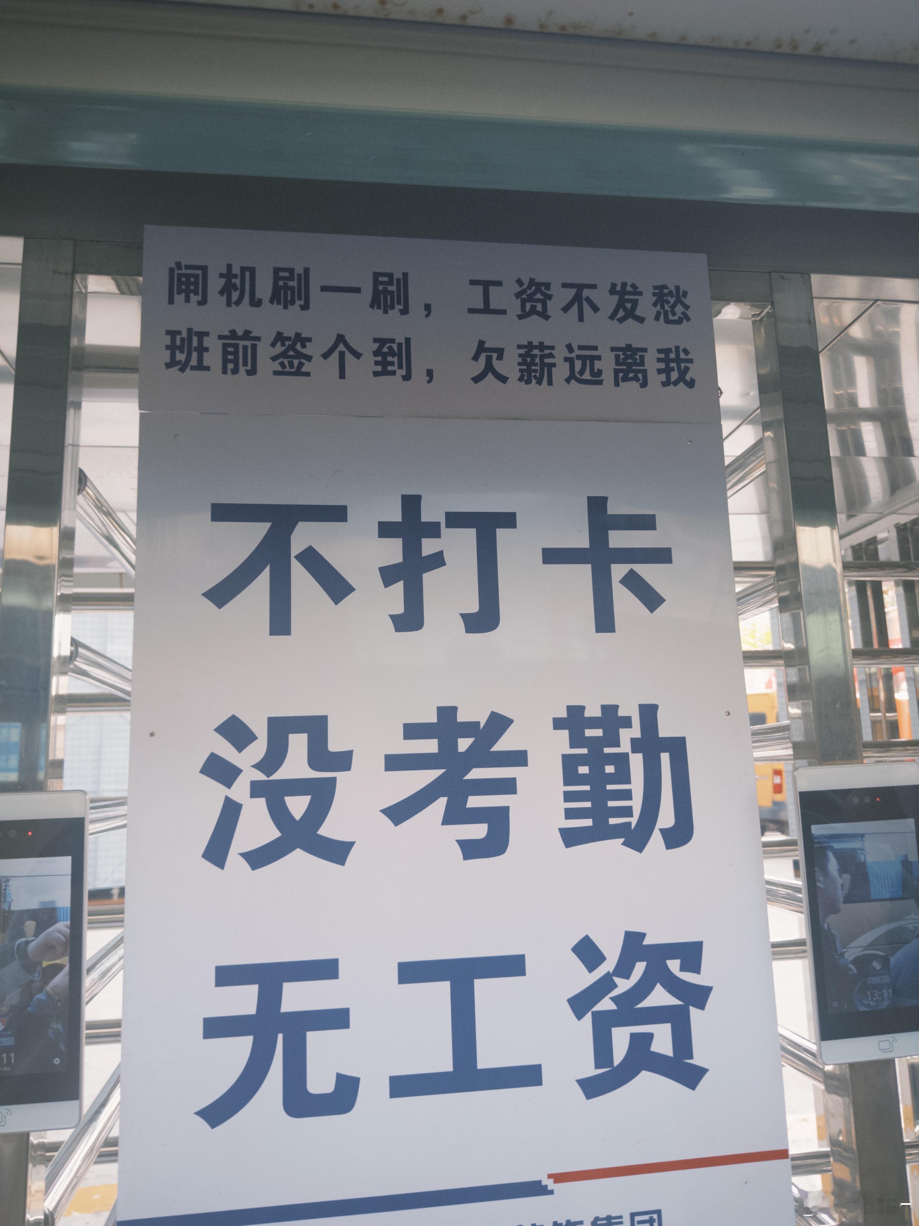 连续进城！最近过的极其丰富！话剧《出马》不错！！敢在大上海演都是有点东西的～ 