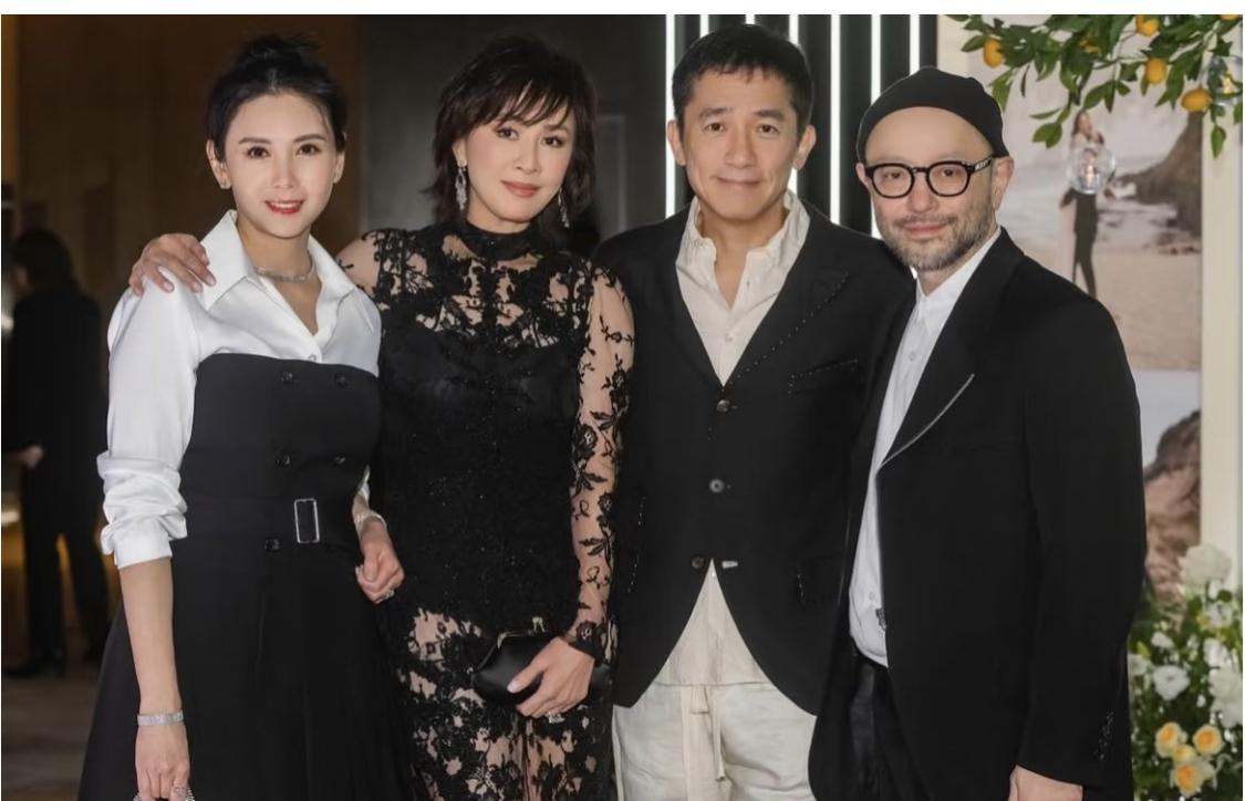 邱淑贞、刘嘉玲、梁朝伟同框，两位女士真是一直美到老，梁朝伟消瘦了不少。

邱淑贞