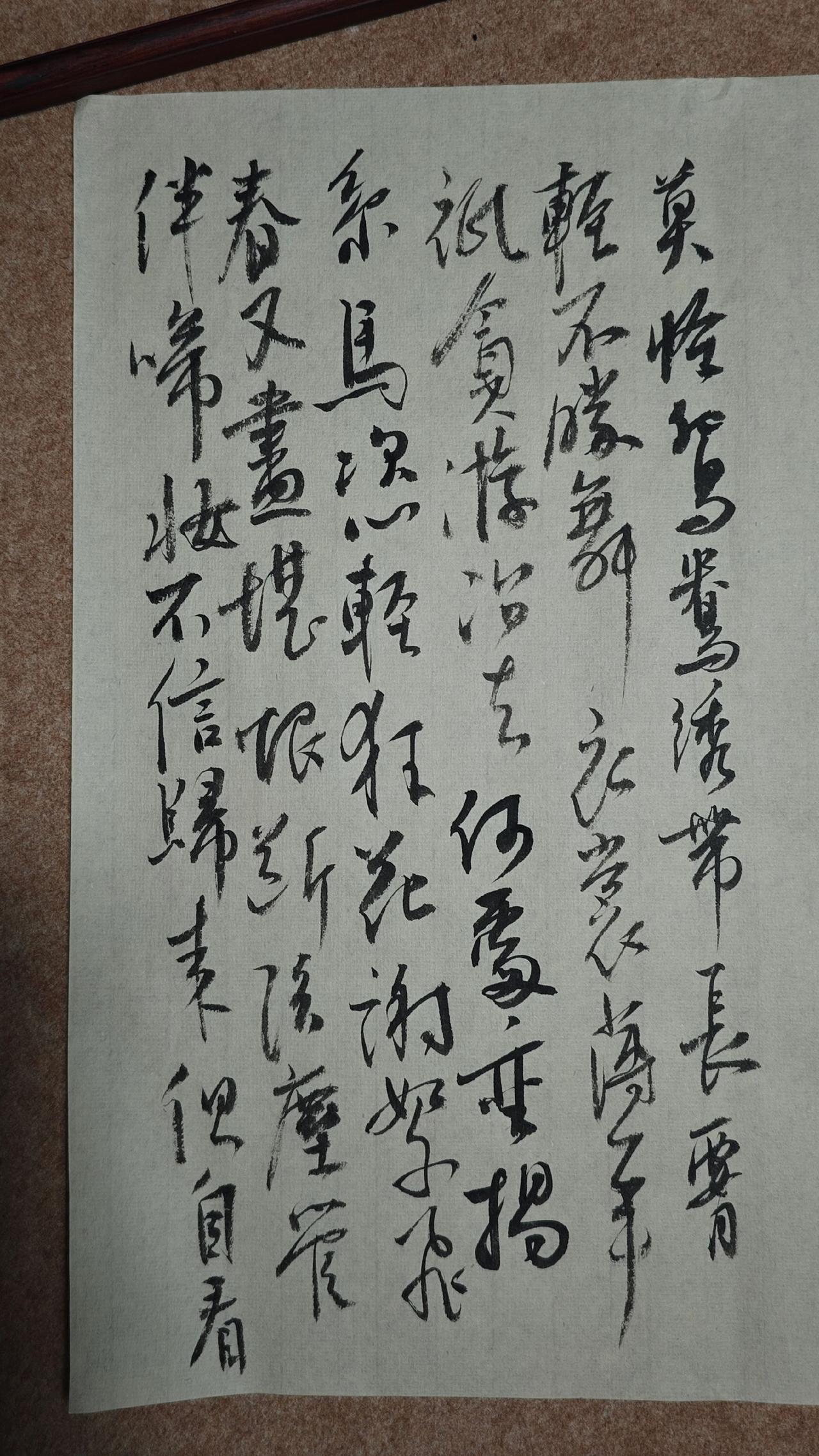 莫怪鸳鸯绣带长，腰轻不胜舞衣裳。薄幸只贪游冶去，何处，垂杨系马恣轻狂。
花谢絮飞