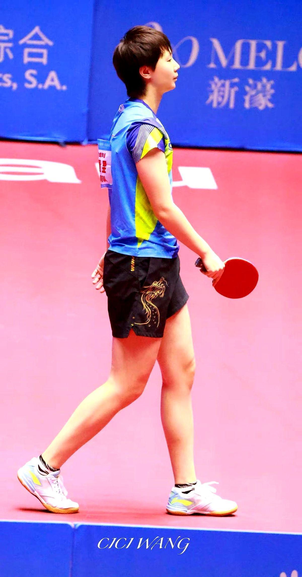 赛场上反手拧碎对手防线，场下低头整理蝴蝶结发圈——这种撕裂感值多少钱？
品牌方用