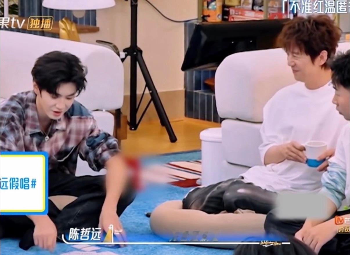 陈哲远自己看到这条热搜都没绷住 家人们速看！《我们的宿舍》陈哲远被“张婧仪工伤”