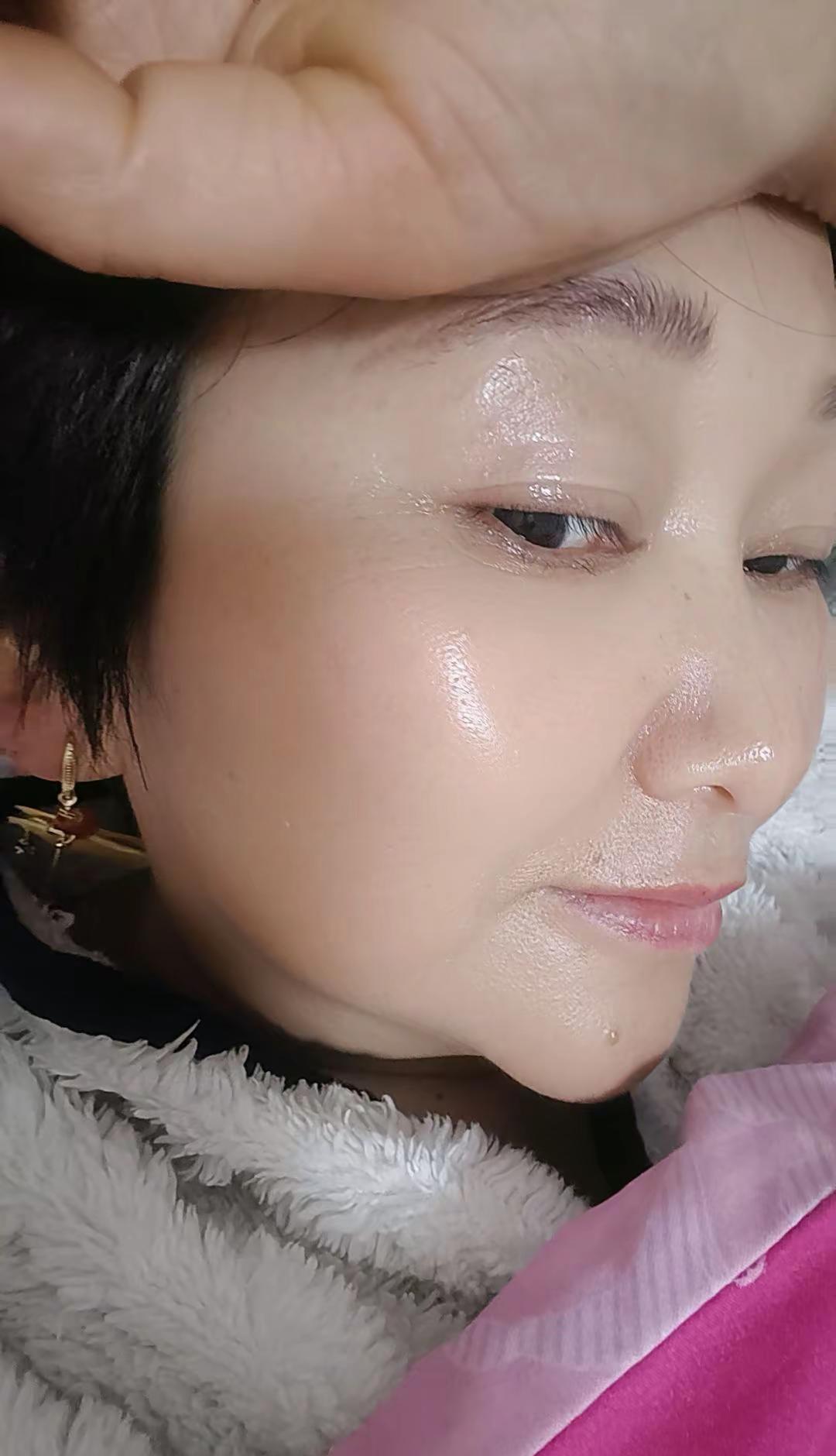 曾经女孩，现在的老太婆满脸皱纹也不能磨灭不了初心因为皱纹在脸上没在心里😂