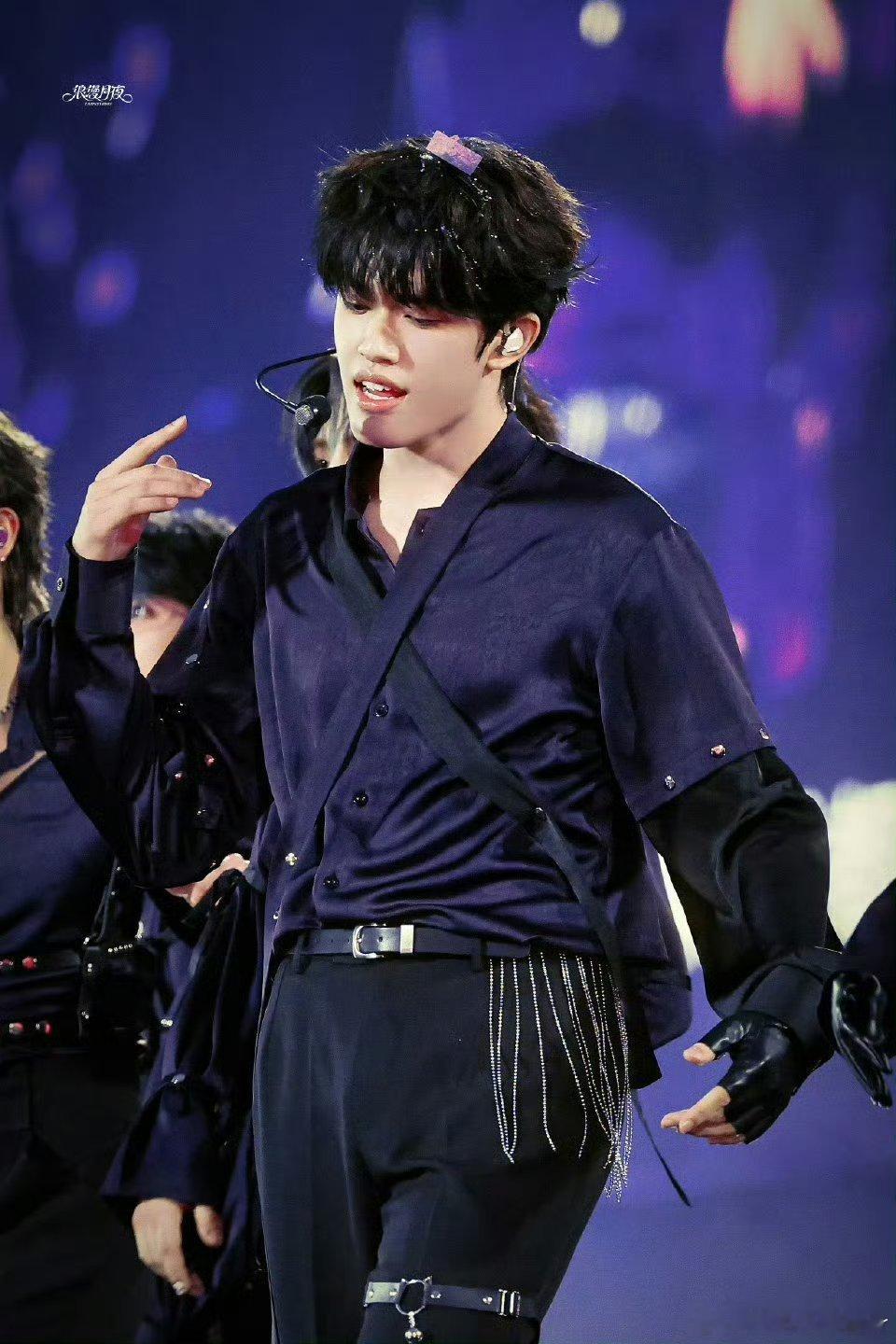 张极丝带领结 张极戴领带也太会了！精致矜贵气质拉满，颜值与气场双双在线，简单搭配