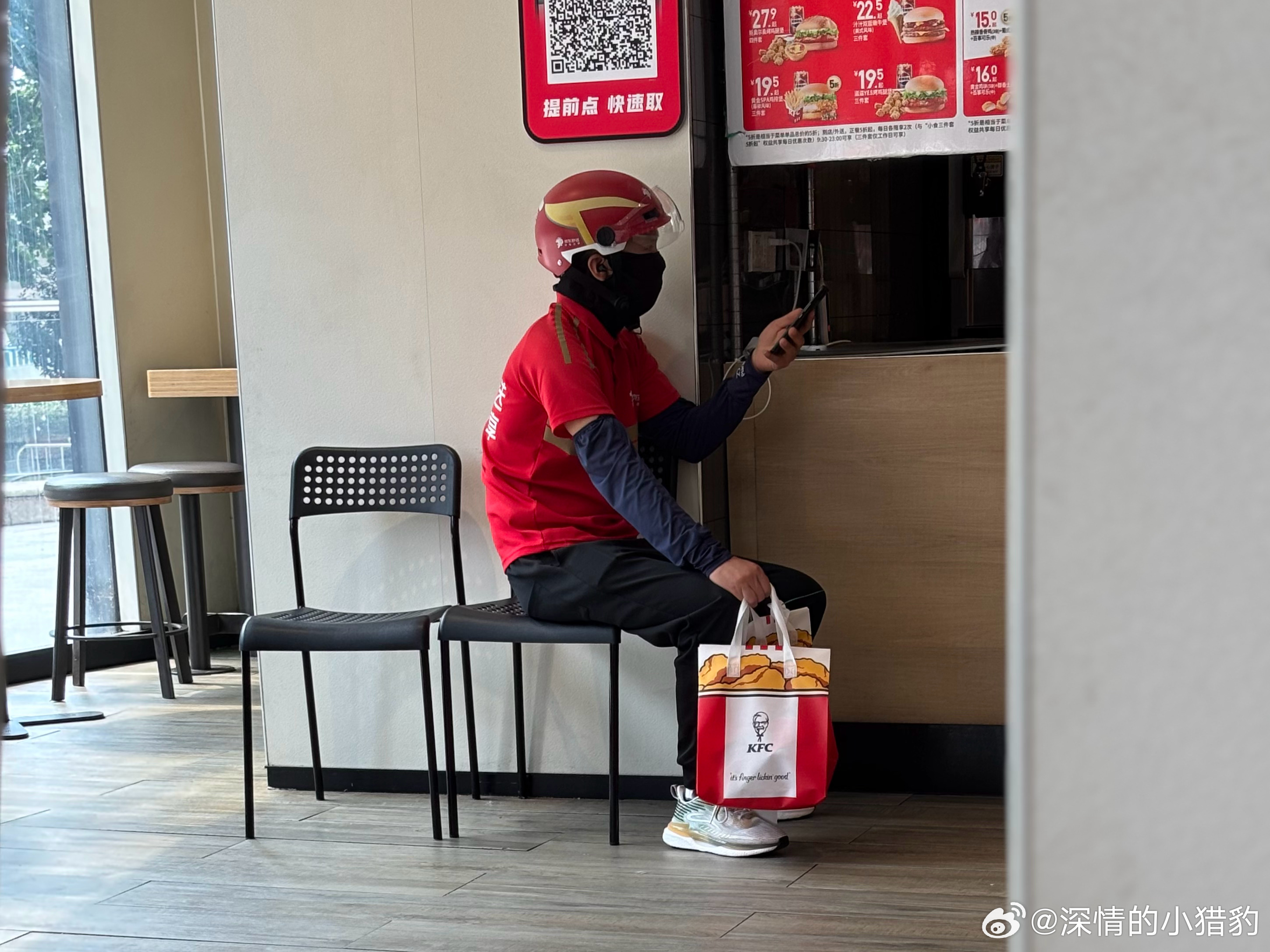 脸基尼小哥在 KFC 耐心等待取餐⌛️ 