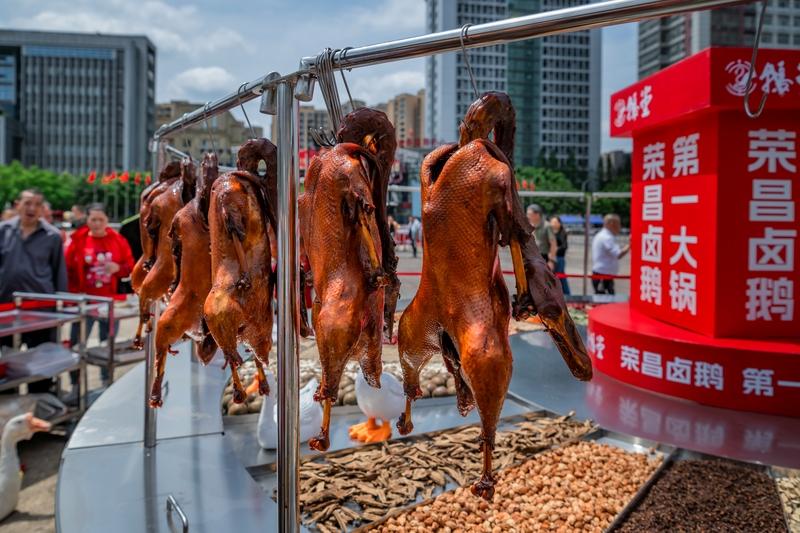 破防！荣昌卤鹅哥驱车200公里送50只卤鹅，呆呆杀猪宴的双向奔赴太暖了


“网