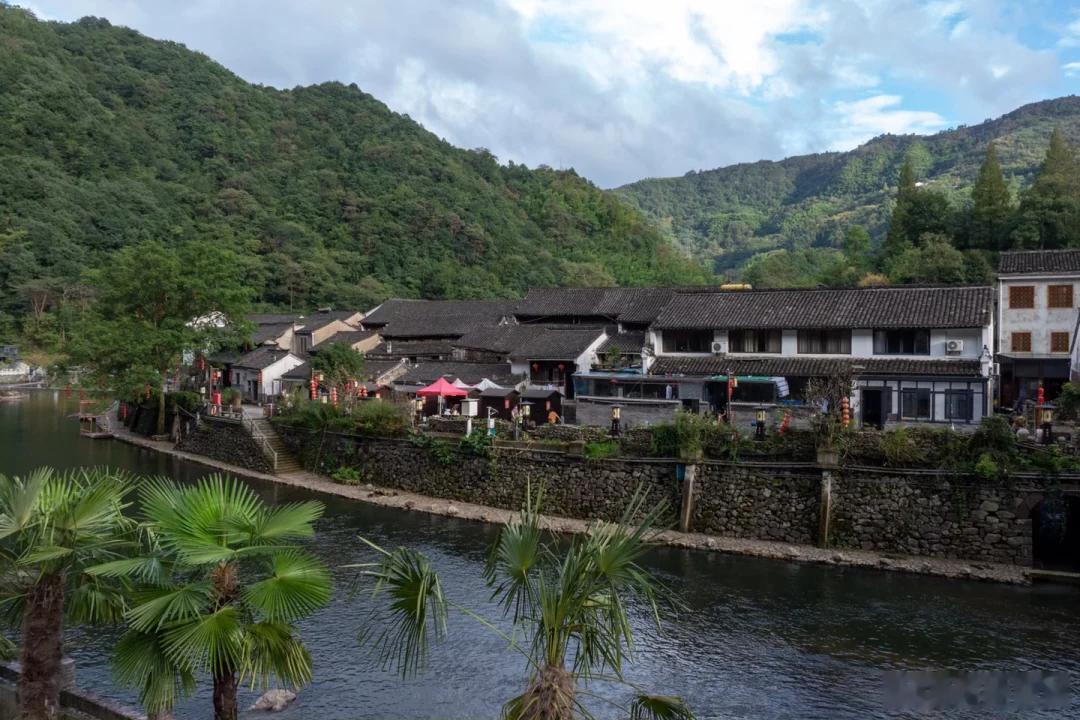 河水平缓，古民居错落，抬头就是连绵青山，节奏慢悠悠的，整个人都放松下来 