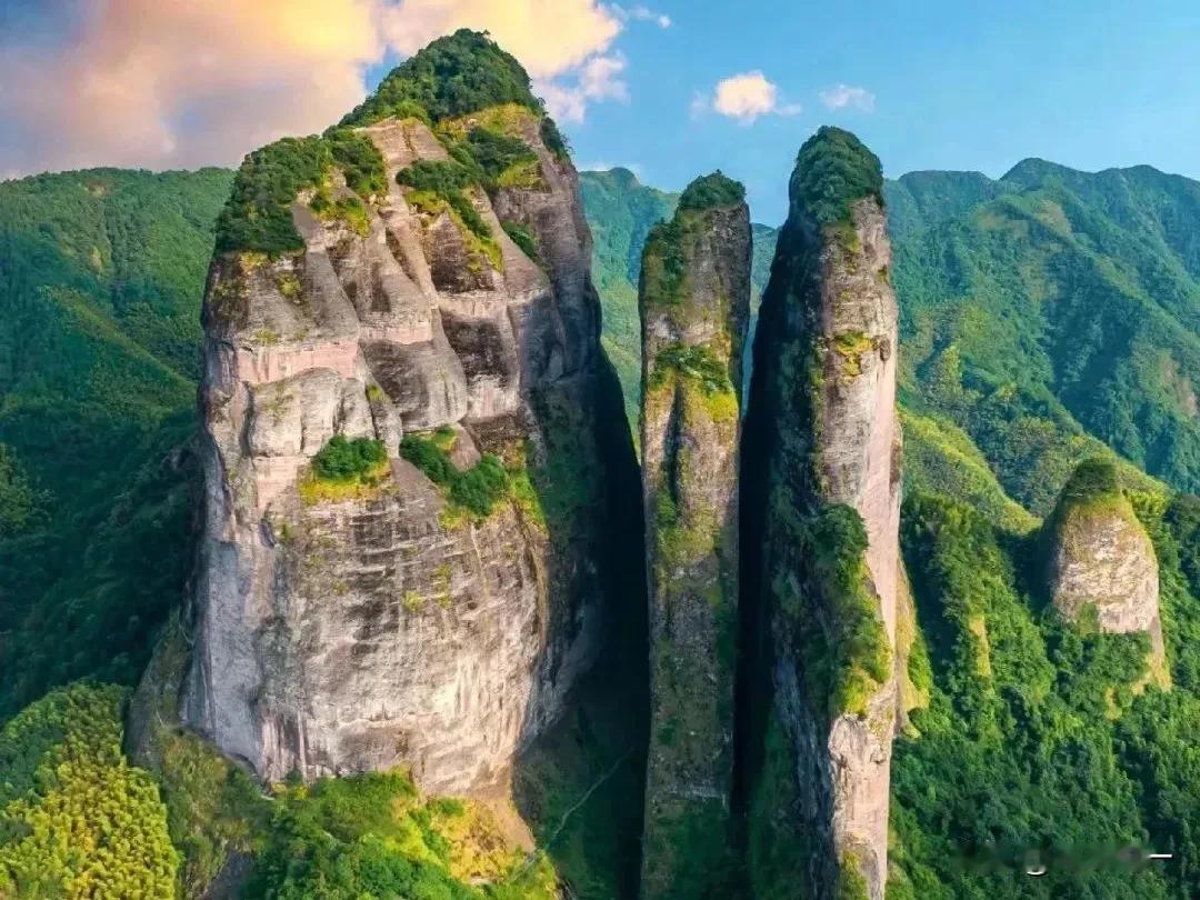 因果链条中的人生智慧与善良光芒？
佛家曾言：“欲晓前世因，今生受者是；欲明后世果