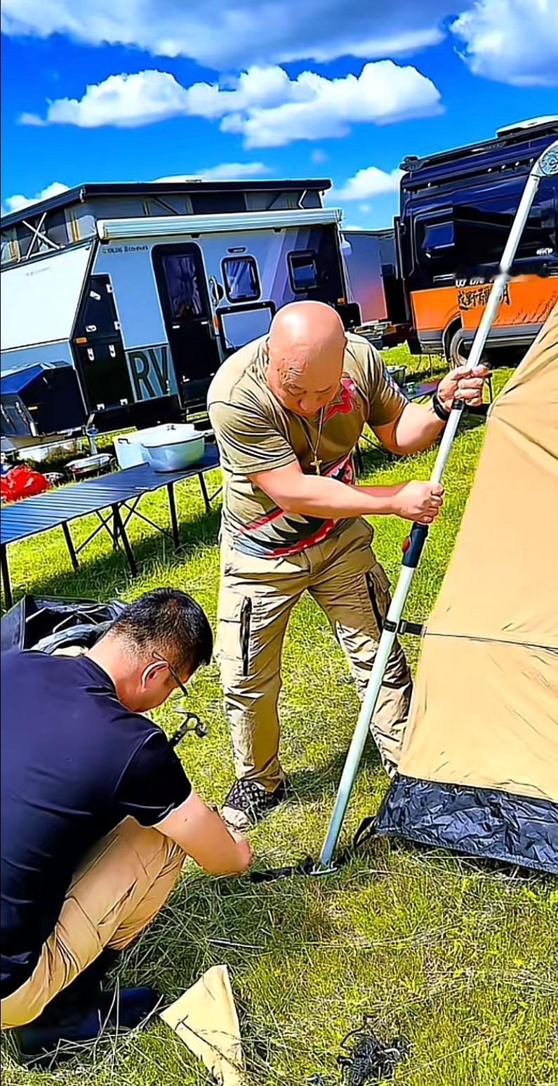 北京宝哥，有福不享、没苦硬吃。最近他开着价值200的雷克萨斯越野车，前往内蒙古呼