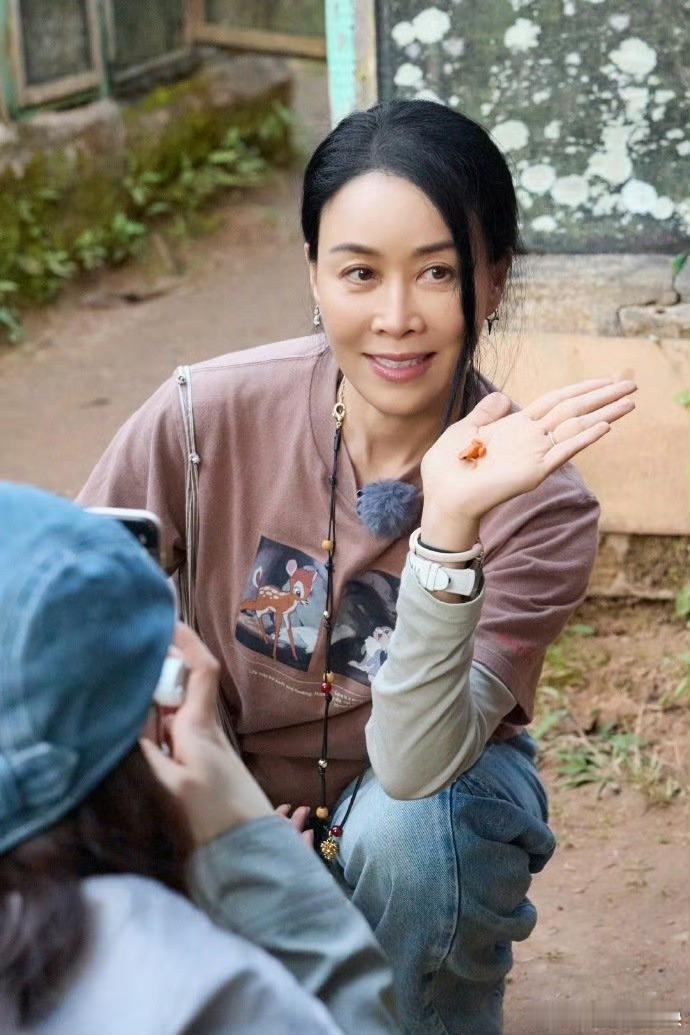 张晚意不愧是那英带出来的兵姐弟默契暴击！张晚意那英隔空同步锁定「大红果」，规则算
