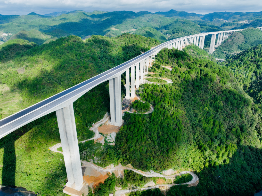 路面施工完成，贵州里程最长在建高速取得重大进展