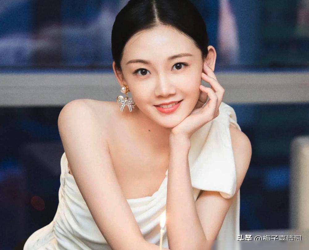 最近有种说法，男的找对象别选姚晨、章子怡、赵丽颖这类事业型女星。说跟不上她们脚步