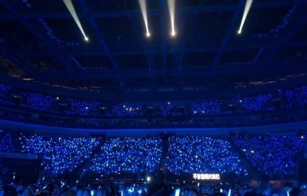 刘雨昕演唱会 奔赴苏州站的仙那度之约！昕蓝海翻涌成浪，座无虚席的盛况超燃，全开麦