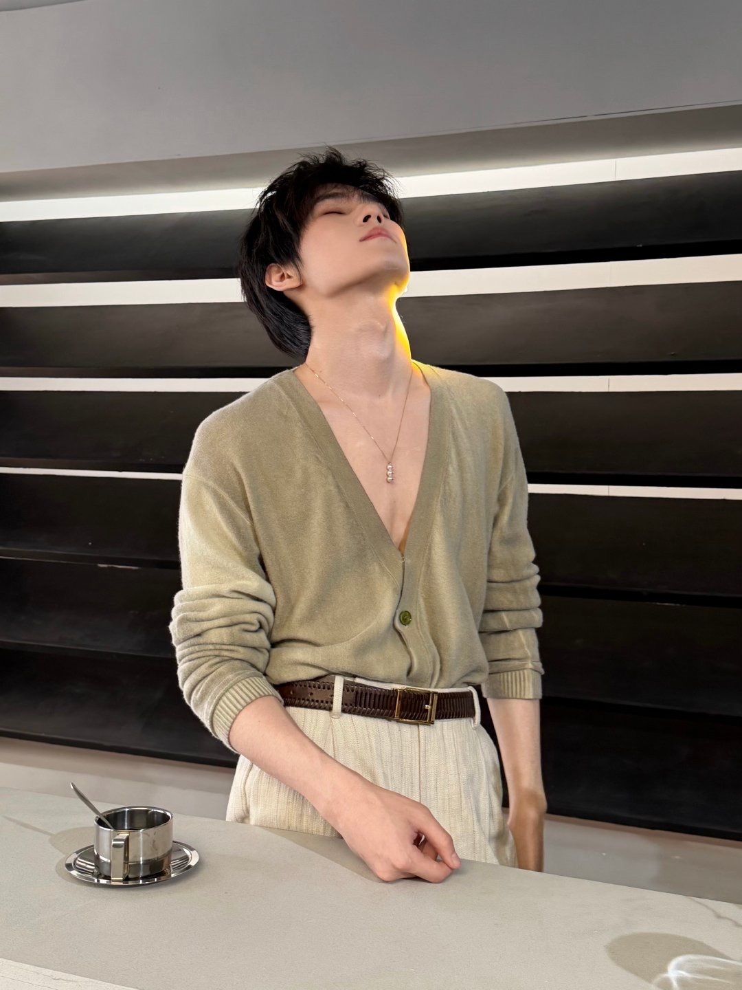 张真源大臂圆环纹身张真源敢拍我都不敢看 救命这是可以直接看的吗😳清冷脸蛋之下藏