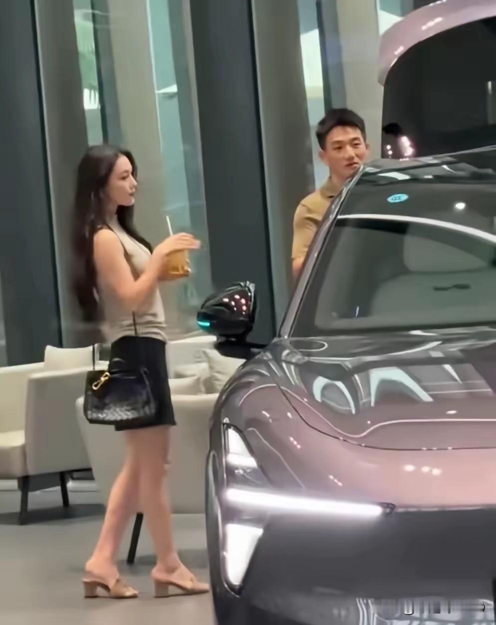 39岁的张馨予看起来还是那么漂亮，隔远看这身材看起来还如“少女”般那样美丽，老公