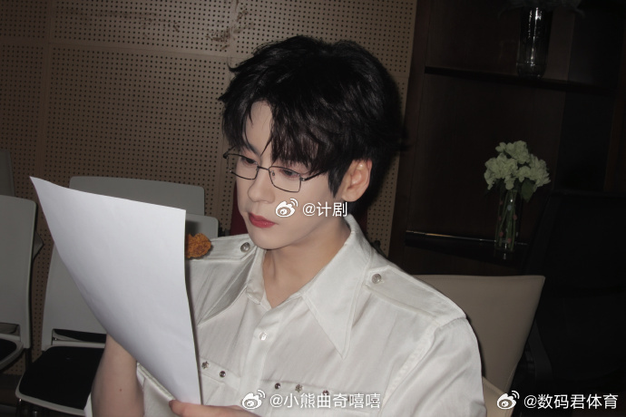 我也是和魏哲鸣碰上拳比上心了 真的会被魏哲鸣的温柔打动！追剧团碰拳比心超开心，散