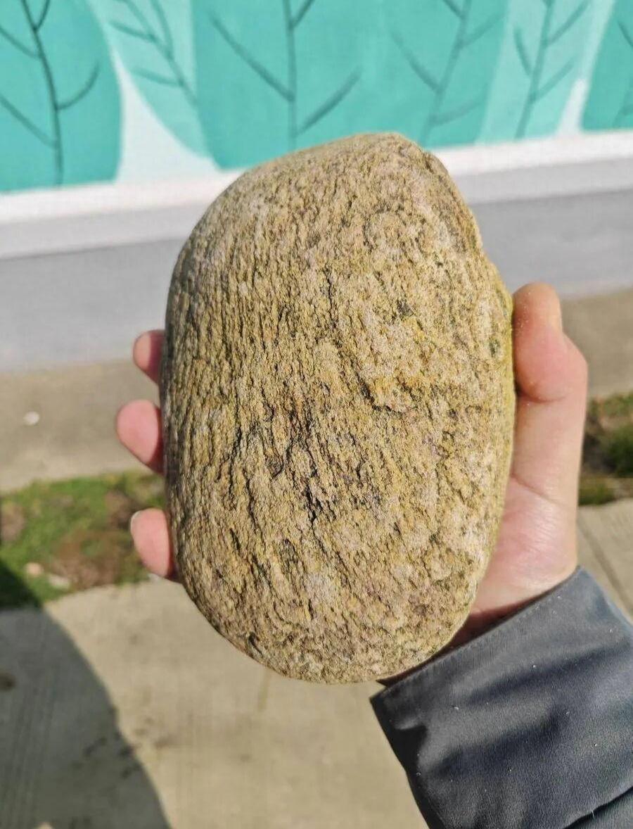 人怎么会对一块石头动情？看懂的人，都红了眼
 
男子在老家废墟里，翻出奶奶生前用