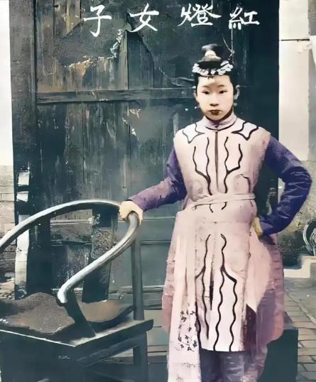 1900年，“黄莲圣母”不幸被八国联军抓获，联军对她所谓的“法术”充满好奇，对她