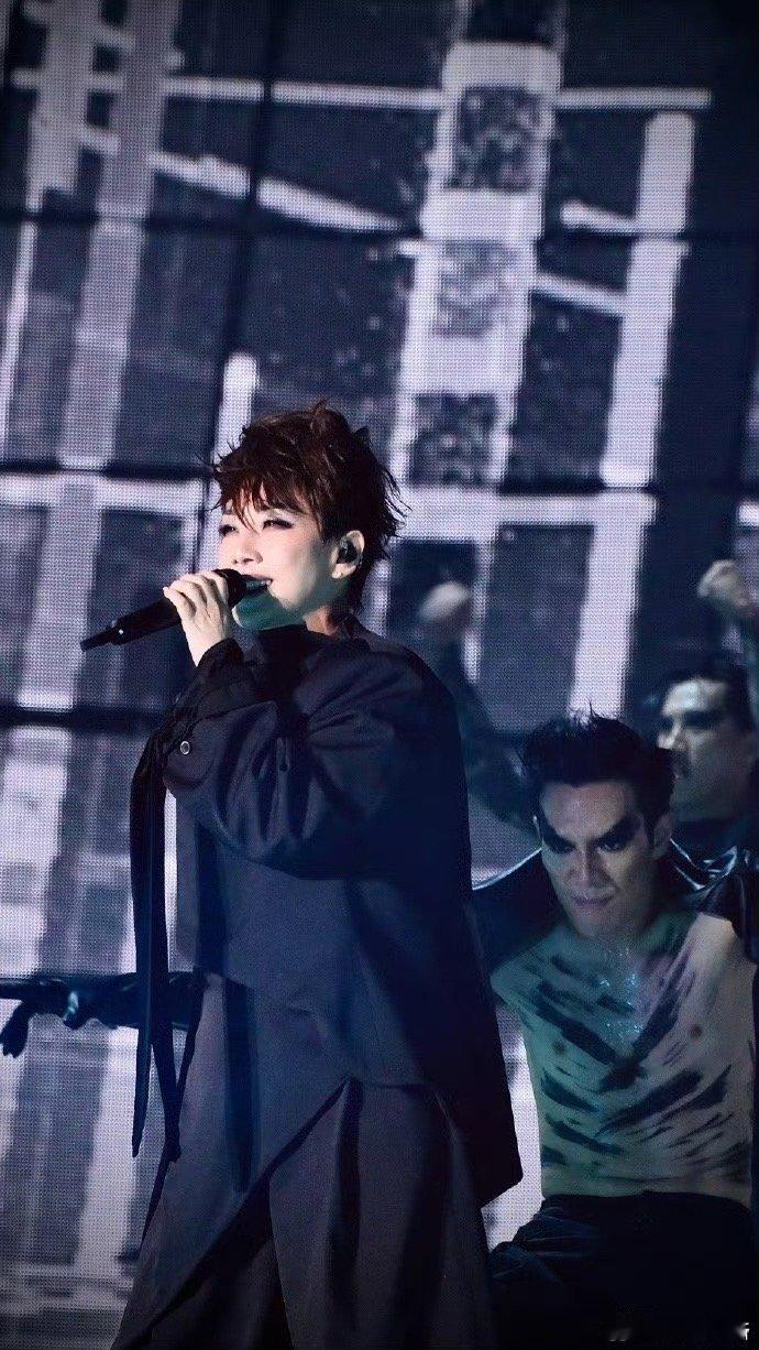 林忆莲 听妈妈的话 她从不要求我们疯狂打call，反而总说：“嗓子好了，才能一直