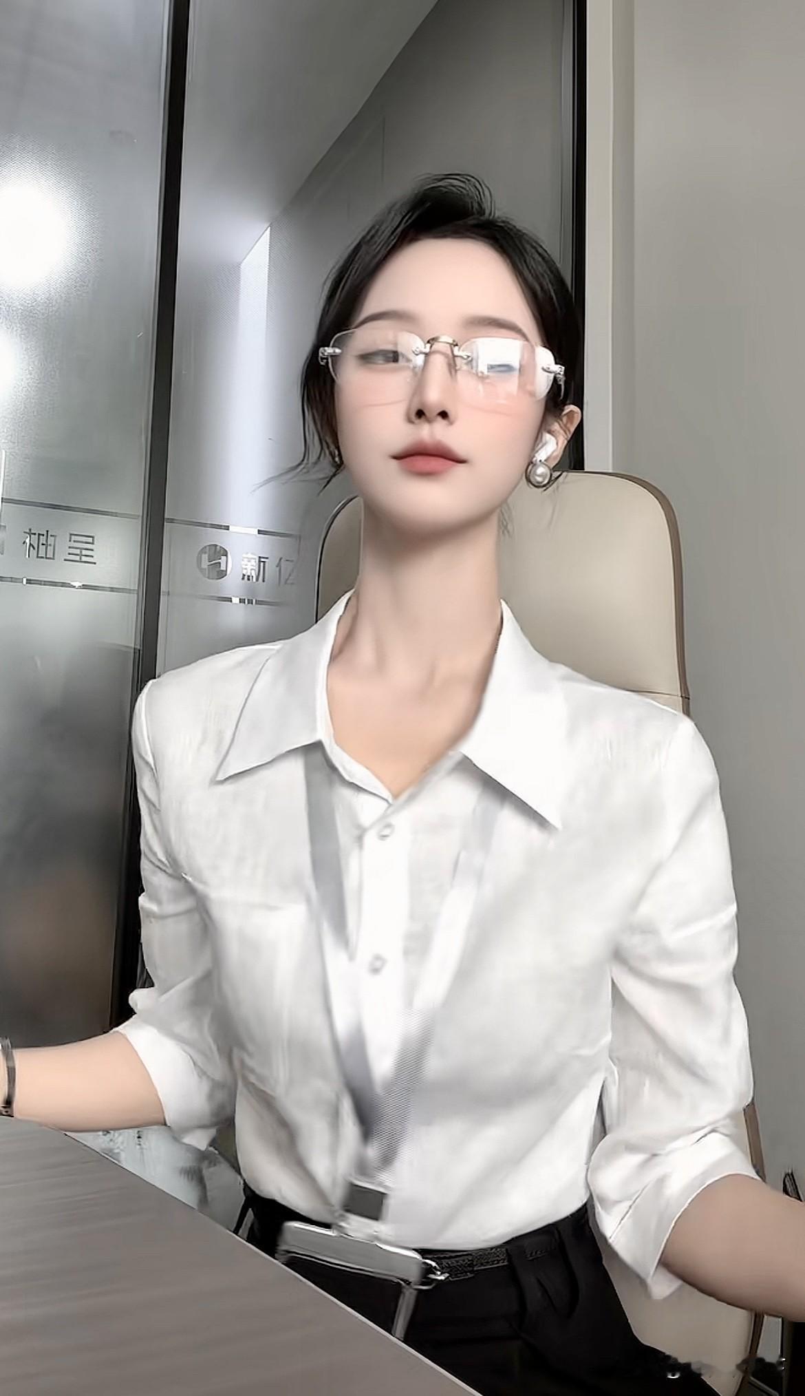 身处快节奏的职场，见过喧嚣，更懂得向内沉淀的可贵。一身简约白衬衫，干净利落，褪去