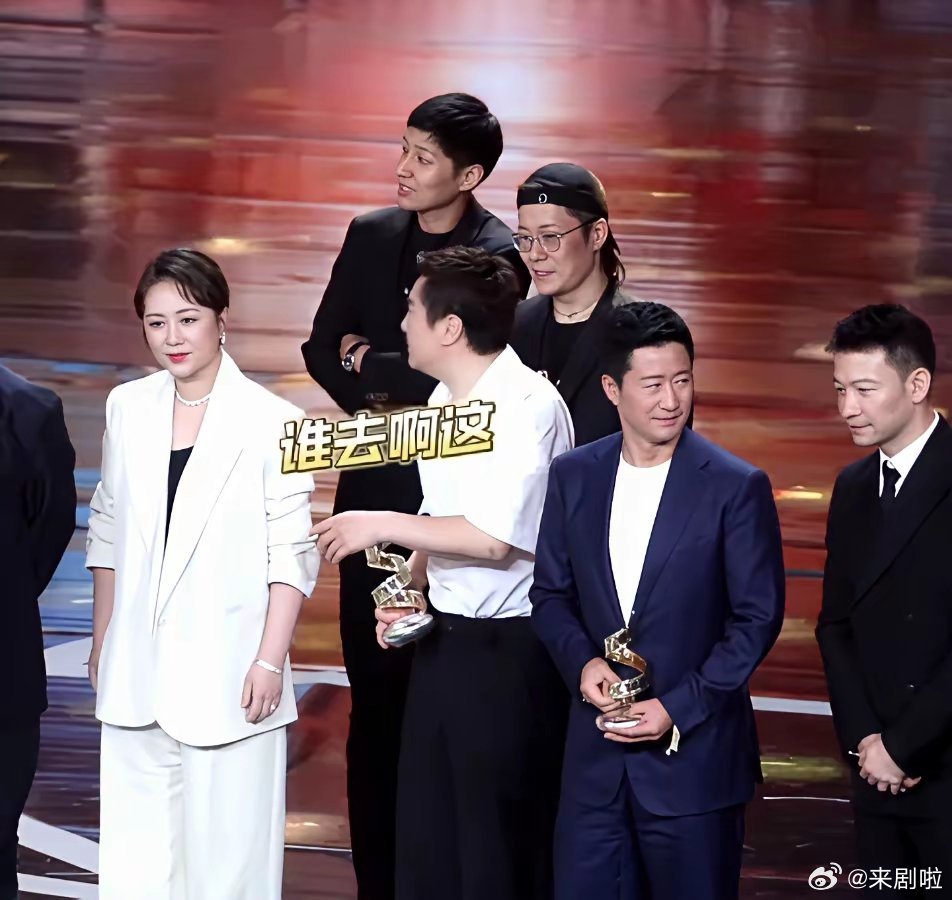 别说，沈腾和吴京到底谁该站C位，还真的让人挺纠结。他俩推来让去也能理解，按年龄，