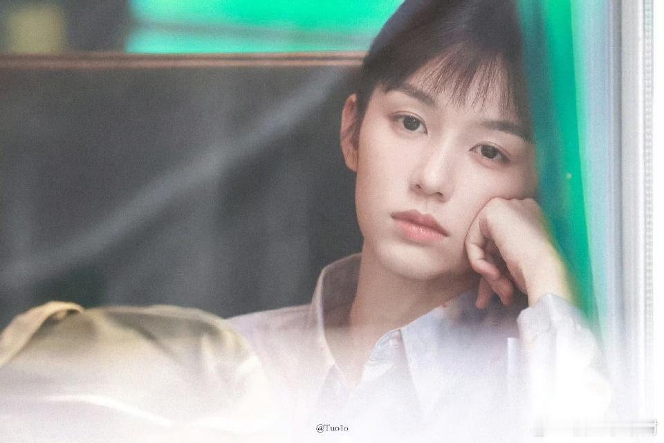 周也好小一张脸周也脸和茶缸一样小 谁懂啊看到周也喝水那个画面，茶缸和她脸一比，居