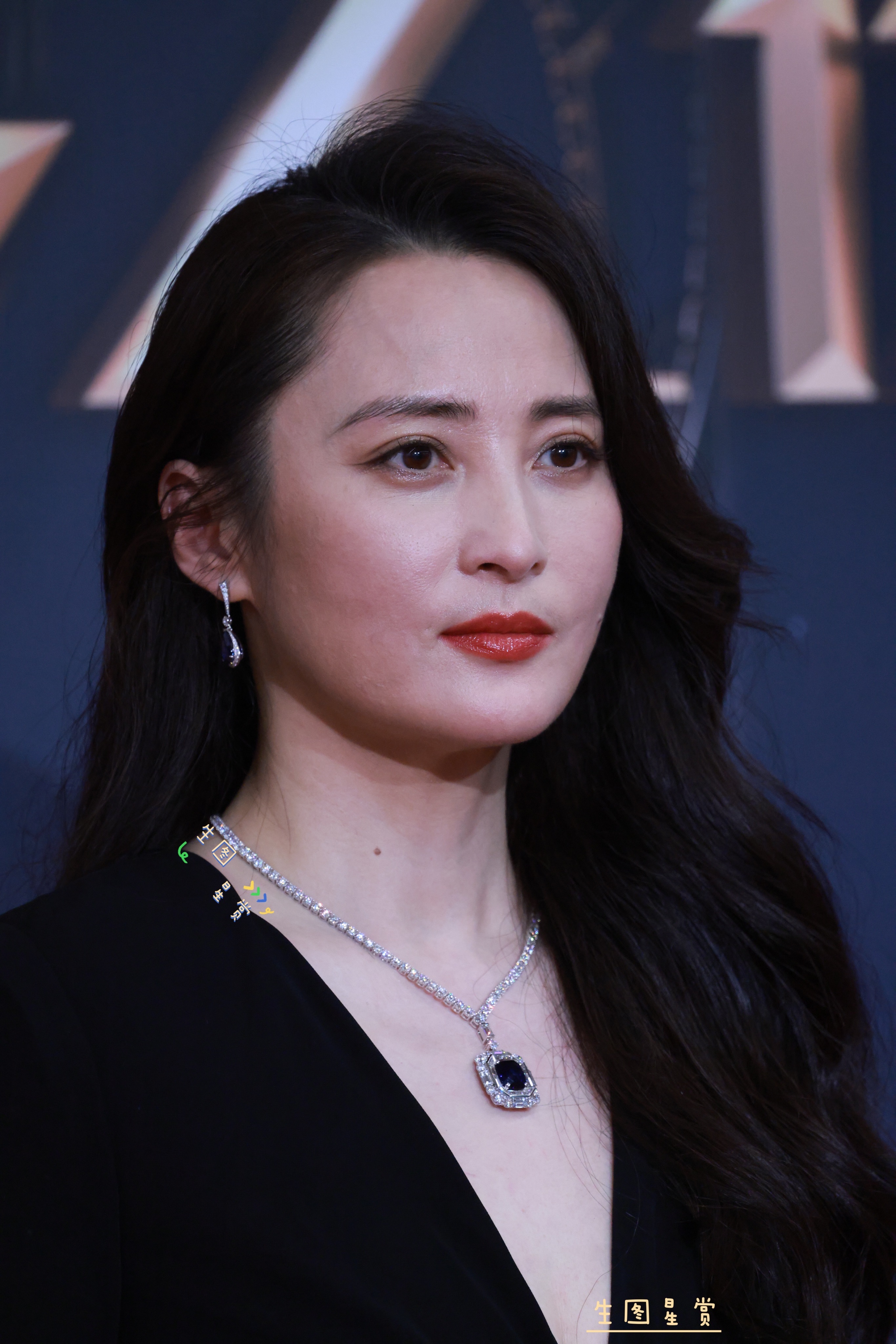 蒋勤勤红毯黑色礼服配大波浪，明艳出彩性感不违和，给造型师加鸡腿🍗微博电影之夜 