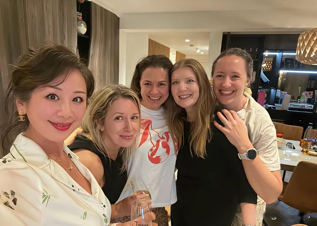 英国陪读妈妈群的睡衣派对甚是happy！
就像牢A所说的，在异国他乡真是太无聊了